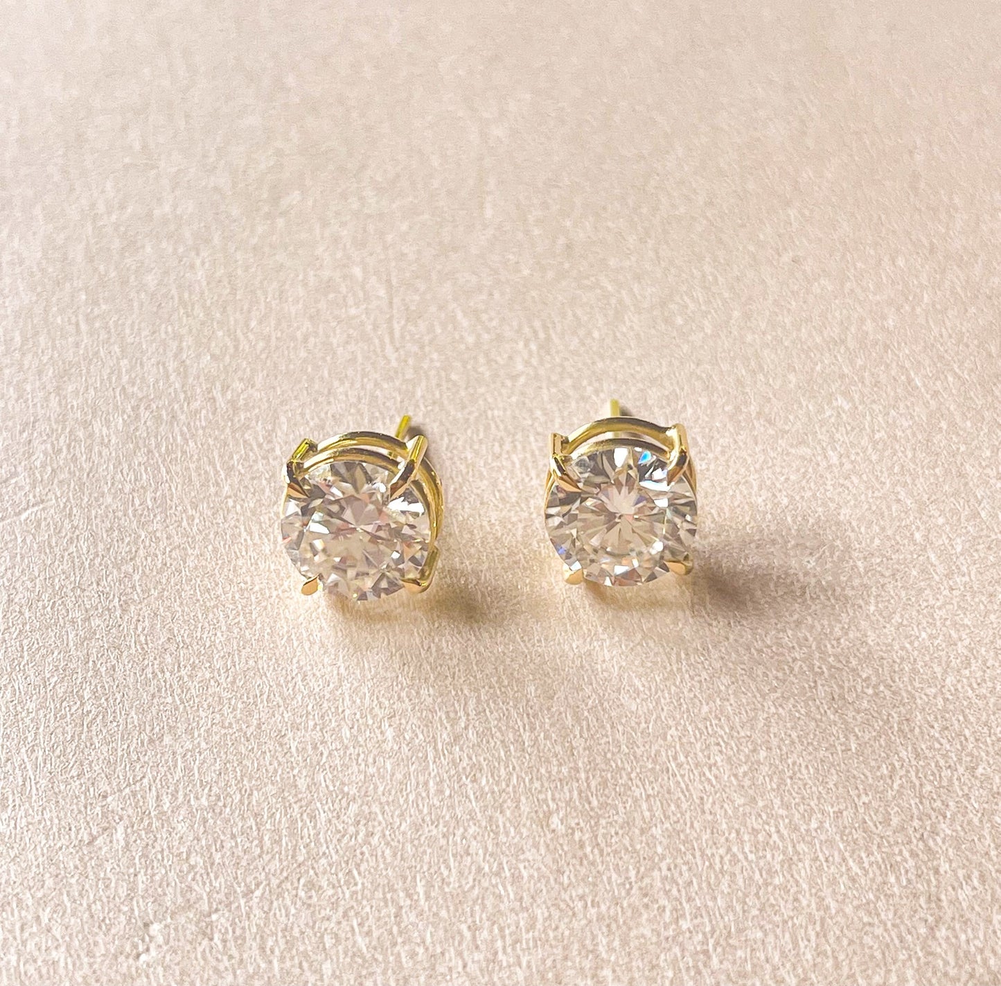Brincos de Ouro Ponto de Luz Moissanite
