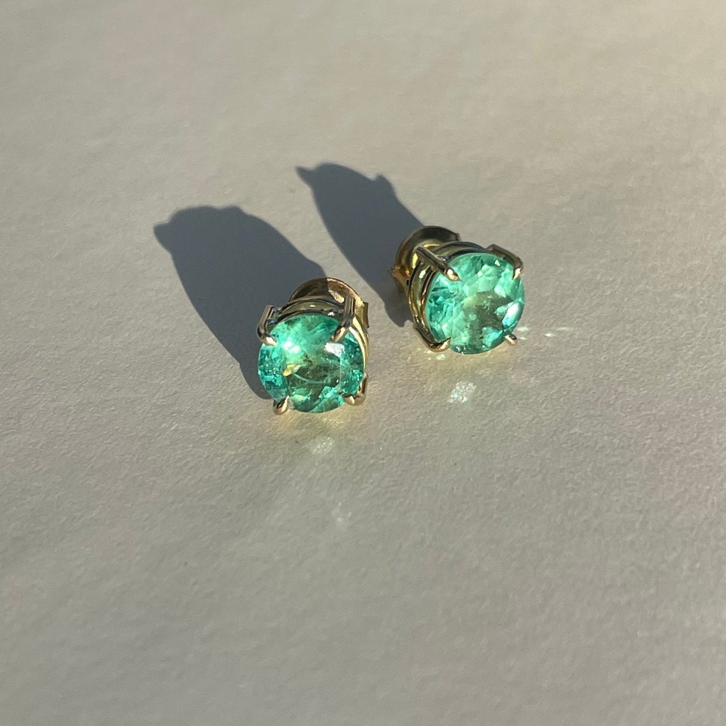 Brincos de Ouro Stud Esmeralda 7 mm