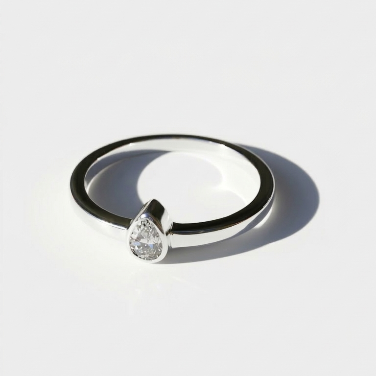 Anel de Ouro Solitário com Diamante Gota