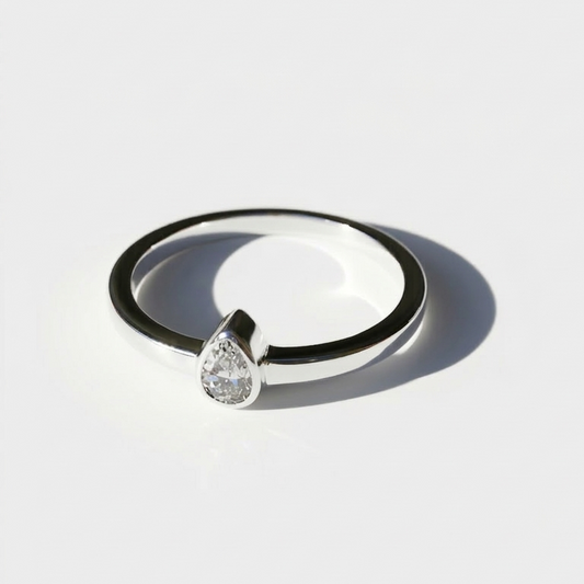 Anel de Ouro Solitário com Diamante Gota