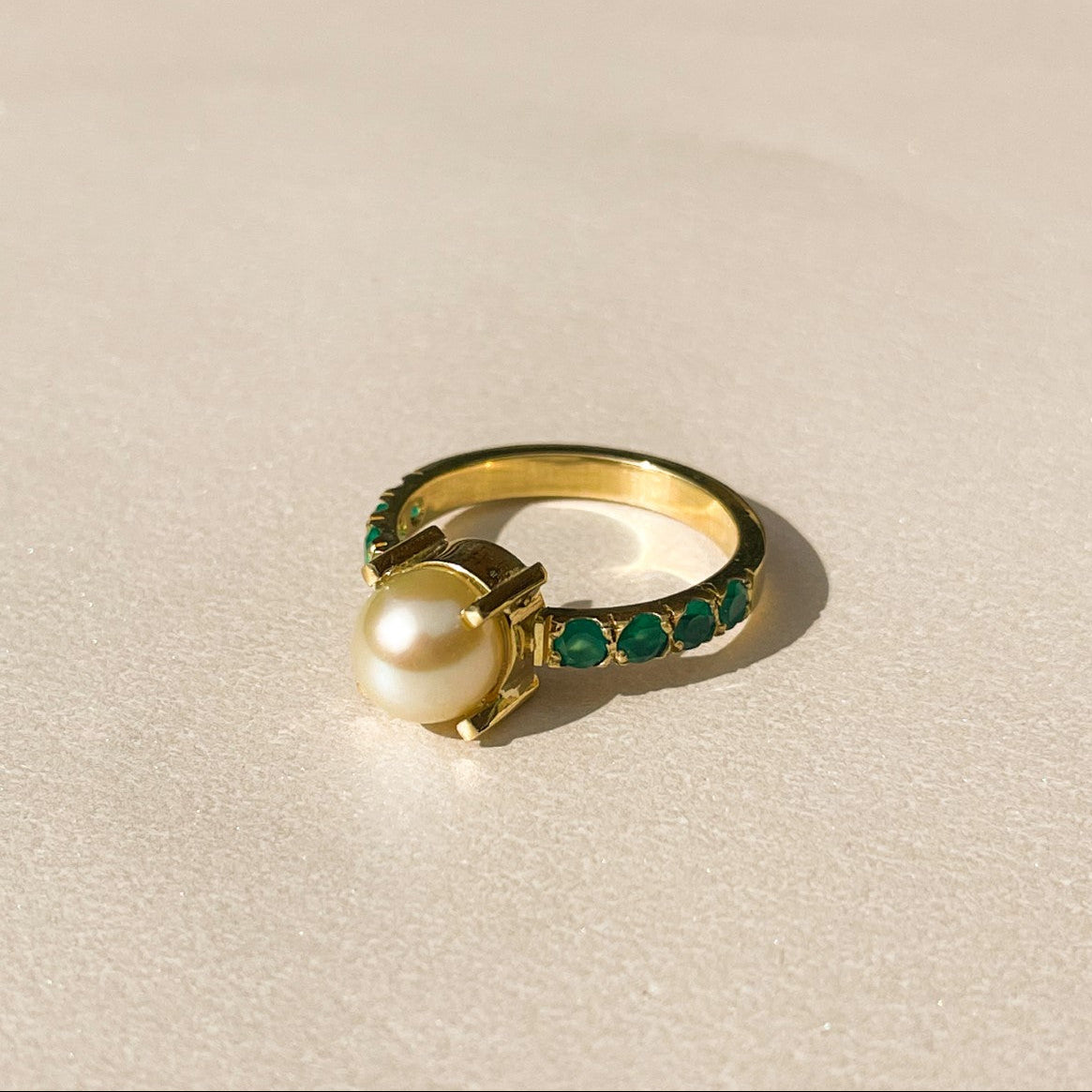 Anel de Ouro Solitário Pérola e Esmeraldas
