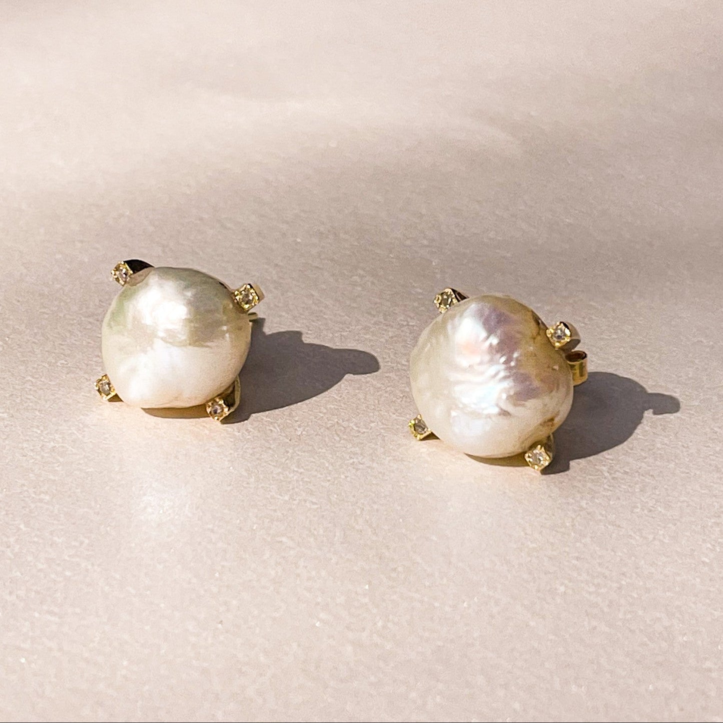 Brincos Dot Pérola Barroca com Garras e Diamantes